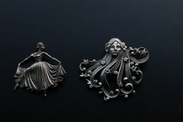 Brooches (6)